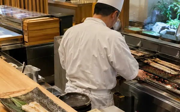 なぜ活あなごの白焼きはあの空間で最も美しく見えたのか:魚長の「照明計画」と「内装材」が演出した視覚的デザインの重要性