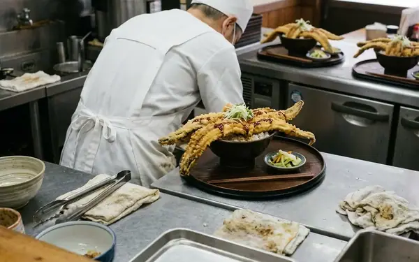 特大あなご天丼が名物になるまで:一尾丸ごとのインパクトを読む