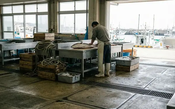 海の幸 魚長とは何だったのか：鈴鹿で語り継がれる活あなご料理店の記録